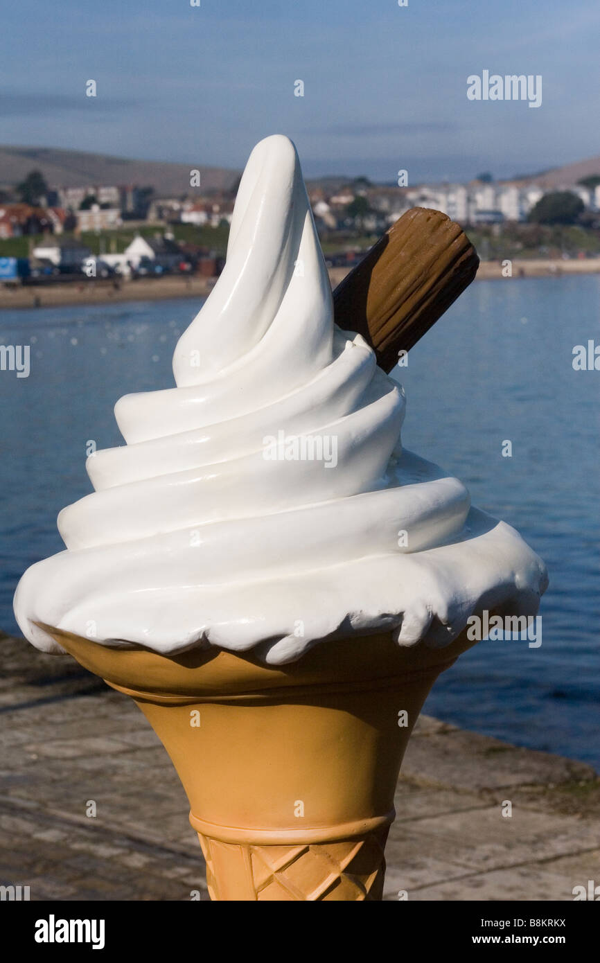 99 grand modèle publicitaire de crème glacée Banque D'Images