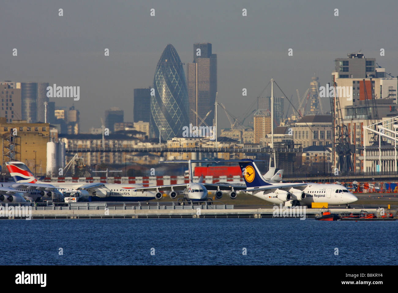 Aperçu sur l'aéroport de London City avec les gratte-ciel en arrière-plan Banque D'Images