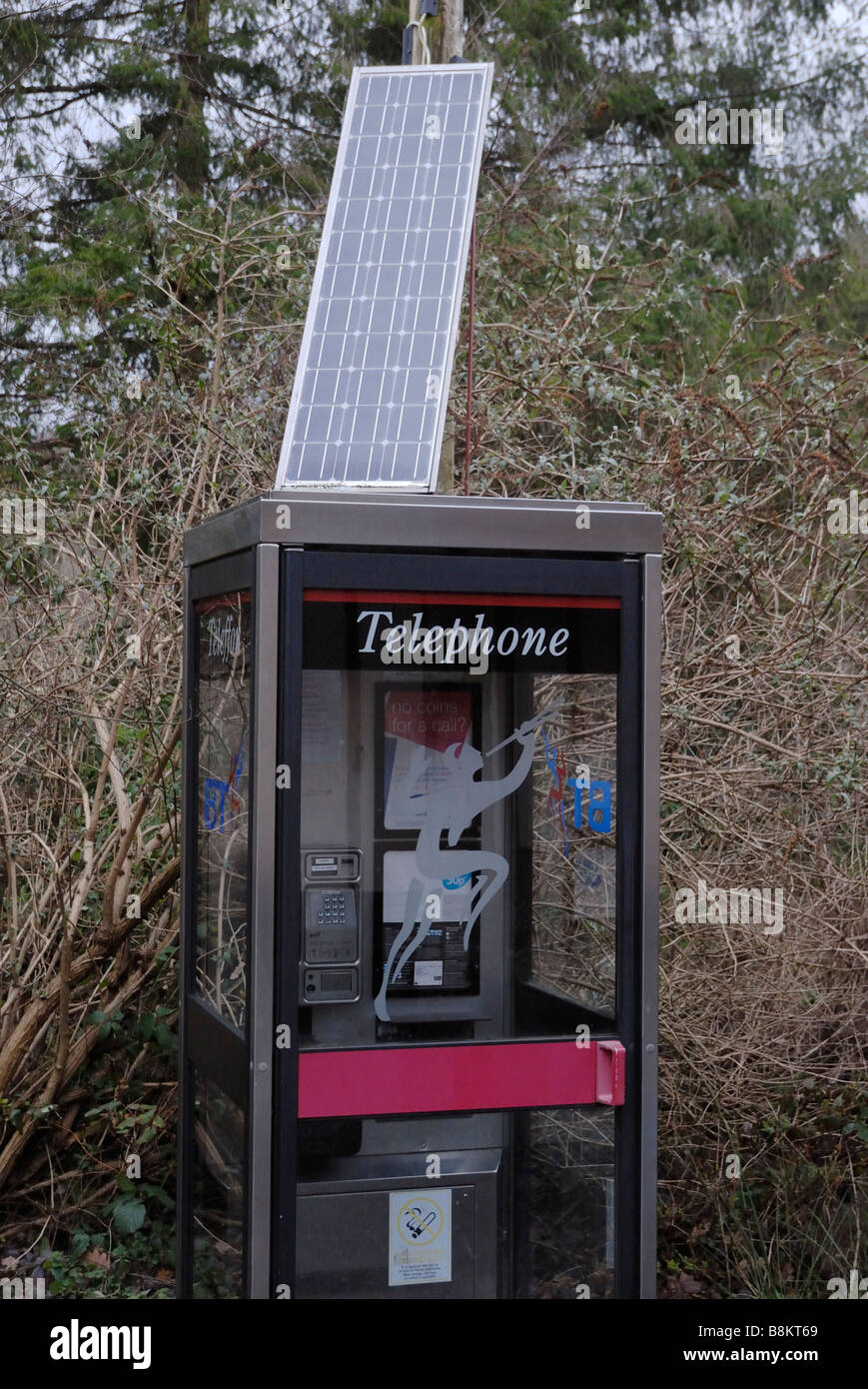 La phonebox fonctionnant à l'énergie solaire au Centre for Alternative Technology, Machynlleth, au Pays de Galles. Banque D'Images