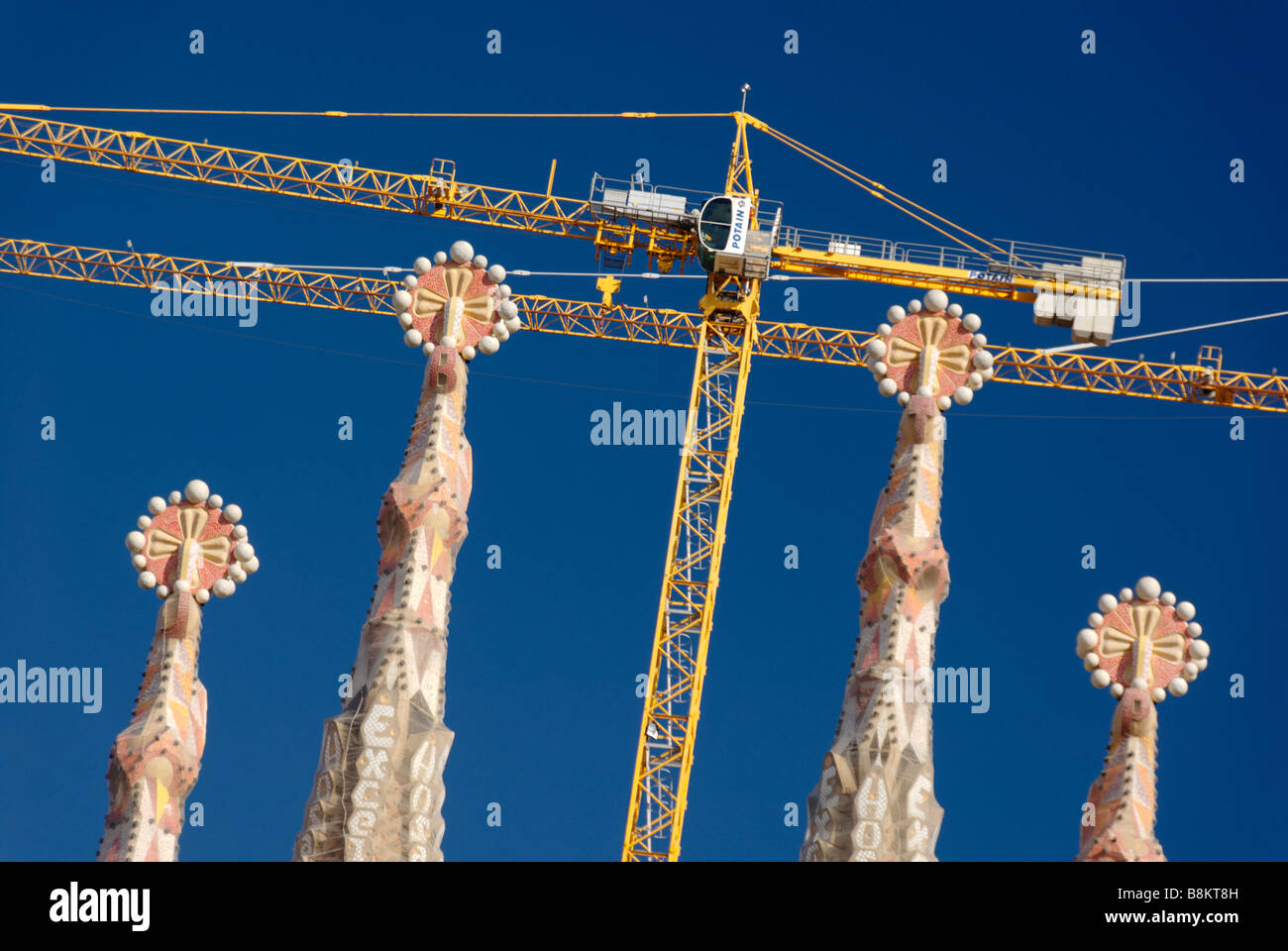 Détail des flèches et des grues, l'église Sagrada Familia conçue par l'architecte moderniste Antoni Gaudí Barcelone Espagne Banque D'Images