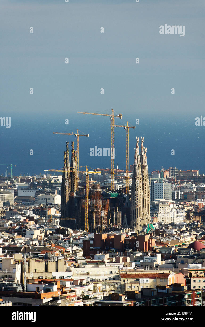 Vue aérienne de l'église Sagrada Familia et la mer par l'architecte moderniste Antoni Gaudí Barcelone Espagne Banque D'Images