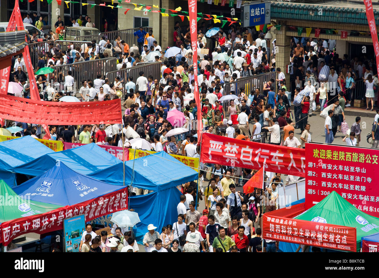 Accueil des groupes de voyageurs en face de la gare de Xi'an, province du Shaanxi, Chine Banque D'Images