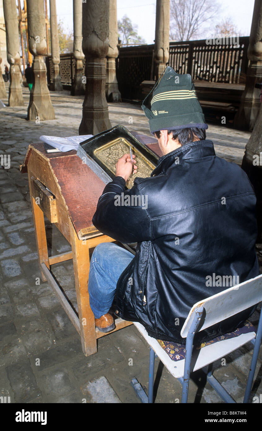 Gravure à l'homme une plaque en laiton à la mosquée Bolo Khause Asie Ouzbékistan Boukhara Banque D'Images