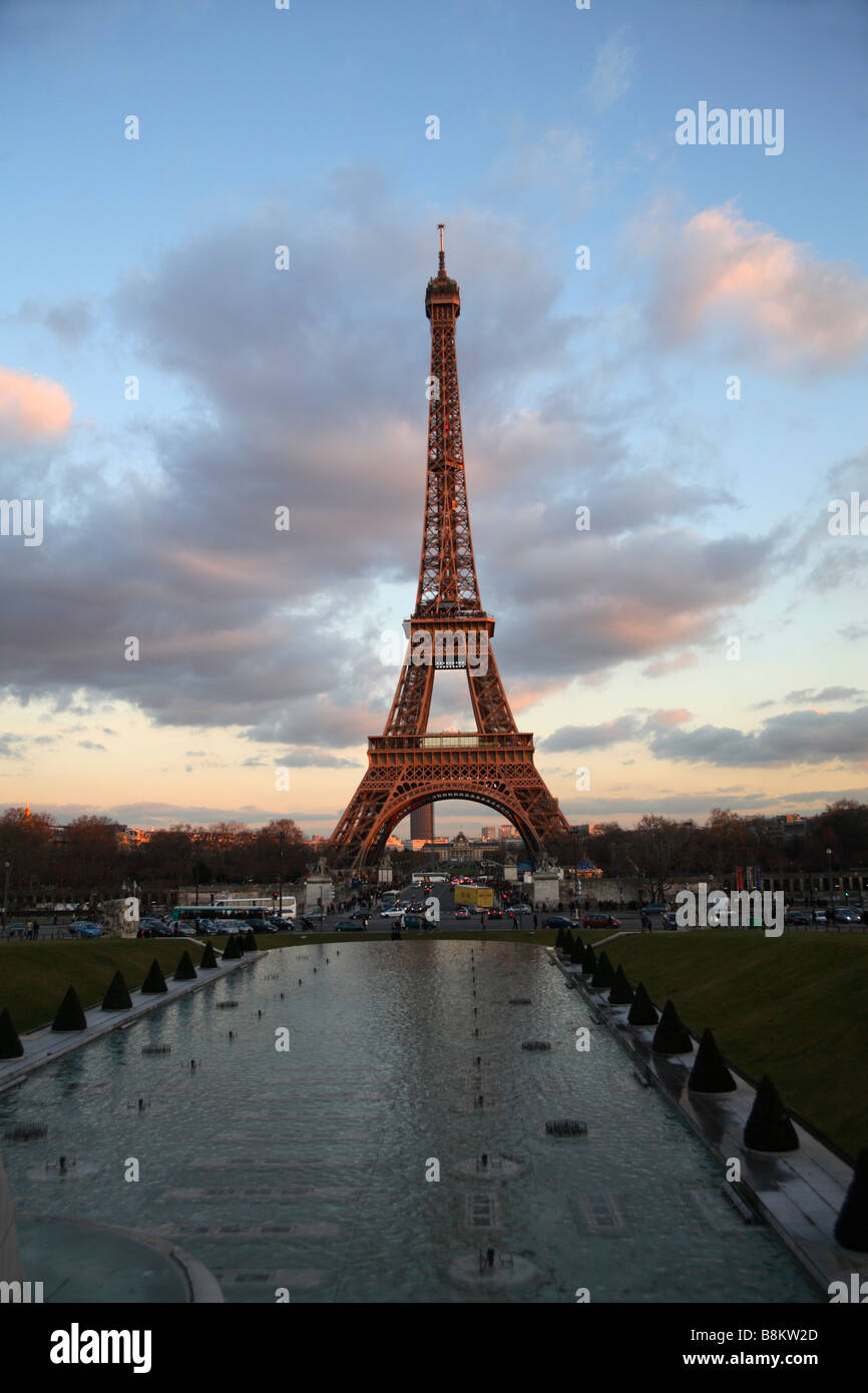 À la tombée de la Tour Eiffel, Paris, France Banque D'Images