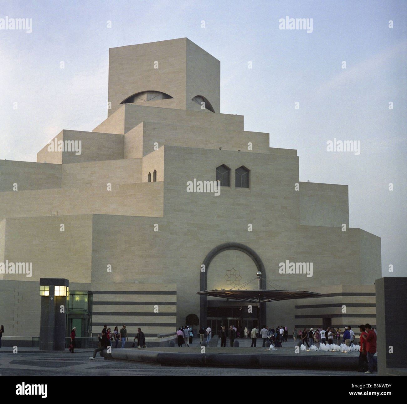L'entrée de Qatar s Musée d'art islamique sur la Corniche à Doha avec les visiteurs tourné sur des films de format moyen Banque D'Images