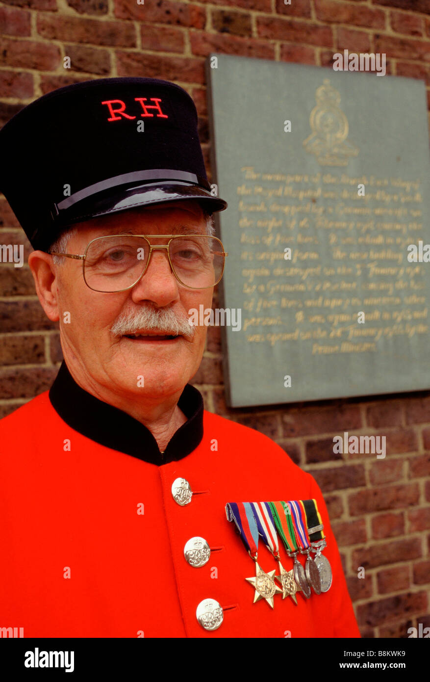 Londres Angleterre : Chelsea Un pensionné dans la rue à Chelsea Banque D'Images