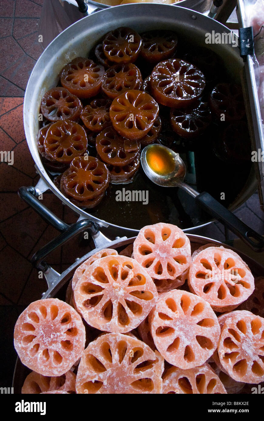 Sélection de fruits confits sur un étal de marché alimentaire de Banglamphu dans Bangkok, Thaïlande Banque D'Images