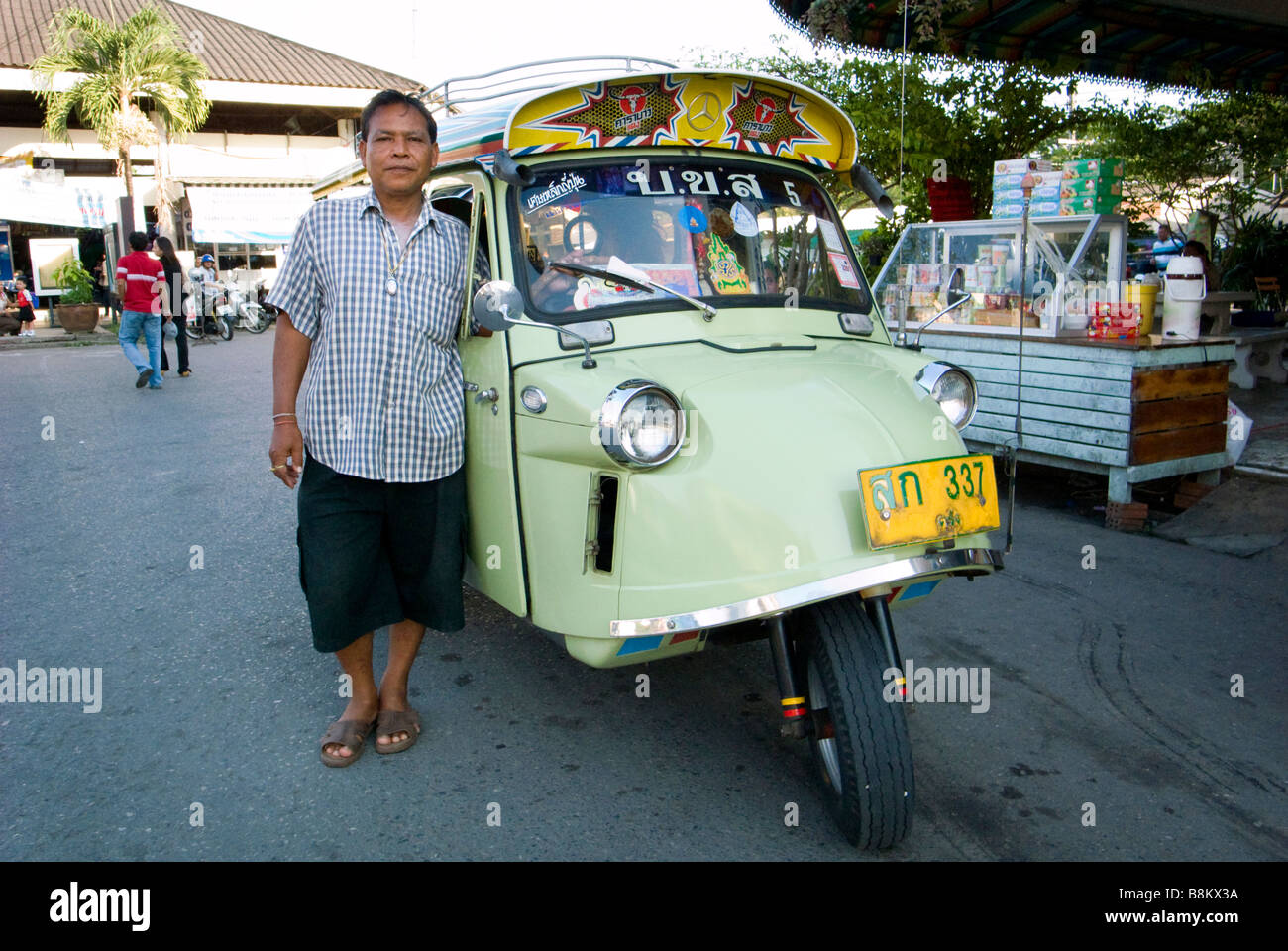 Portrait de Tuk Tuk driver avec cabine fermée au sud de la ville de Trang Thaïlande Banque D'Images