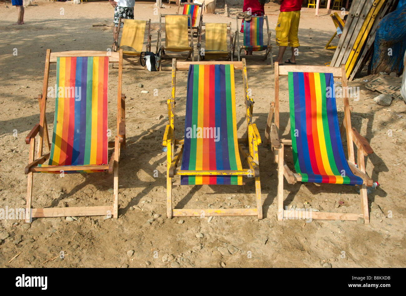 Trois chaises de plage sur la plage Playa Grande, Santa Marta, Colombie Banque D'Images