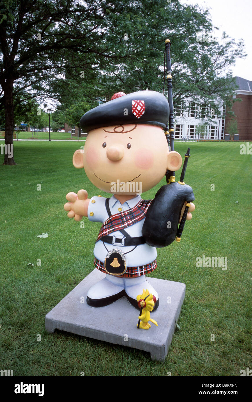 CHARLIE BROWN STATUE SUR LES MOTIFS DE MACALESTER COLLEGE À ST. PAUL, Minnesota. L'été. Banque D'Images
