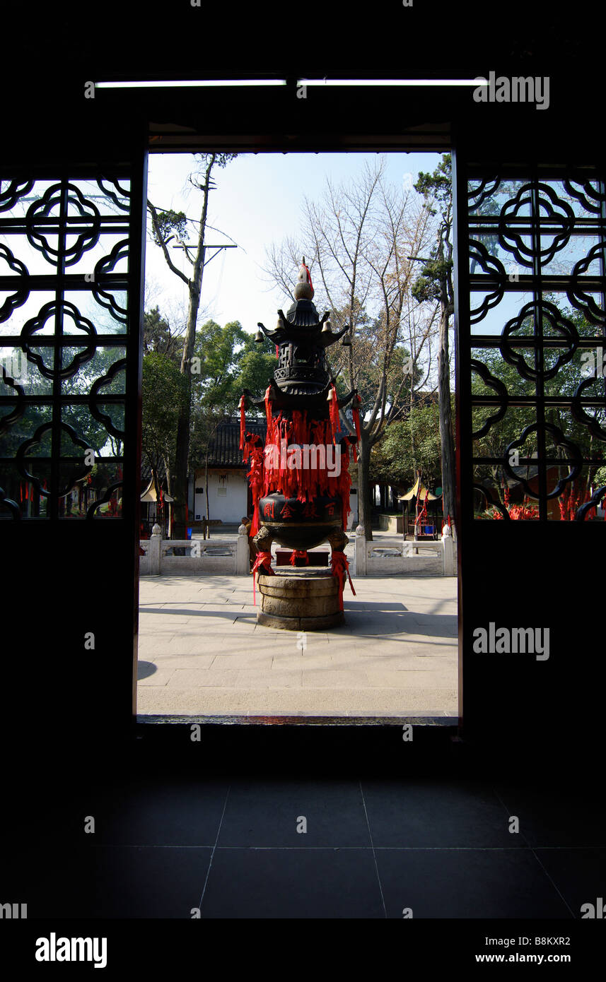 La prière d'un bouddha chinois, où les femmes et les hommes prennent part à la prière, offrant des rubans avec des moines dans un temple bouddhiste. Banque D'Images