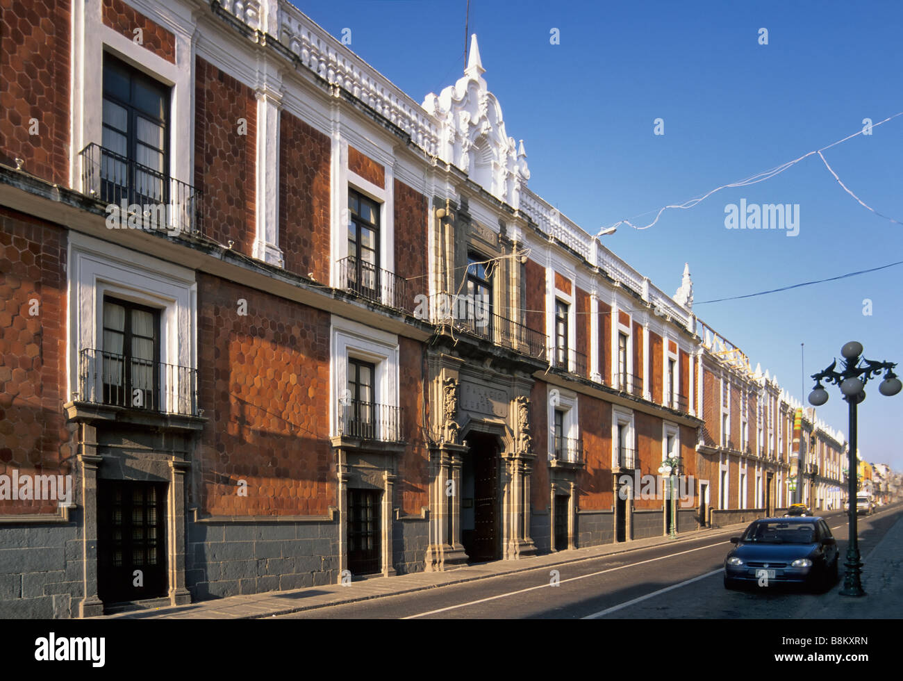 Sol carrelé façade de maison de la culture avec Palafoxian Bibliothèque à Puebla Mexique Banque D'Images