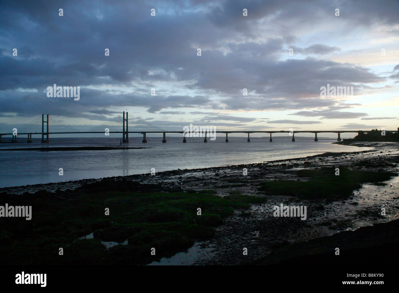 La nouvelle Severn Bridge inauguré en 1996, vu de l'autre côté de la rivière Severn près de Portskewett, Monmouthshire. Coucher du soleil Banque D'Images