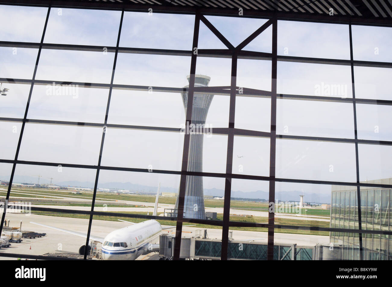 Chine Beijing Capital Airport Août 2008, un avion de passagers d'Air China peut être vu à travers la fenêtre Banque D'Images