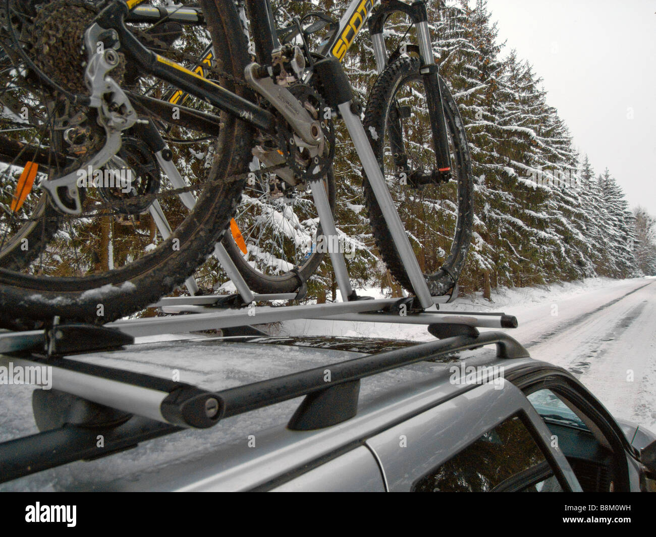 Des vélos sur le toit en hiver Banque D'Images