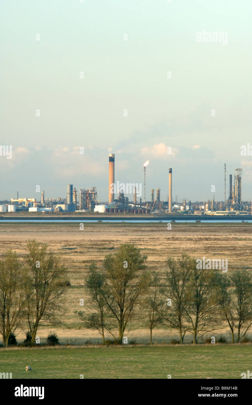 Marais Cliffe à Canvey Island vers raffinerie, Isle of Grain, Kent, Angleterre. Banque D'Images