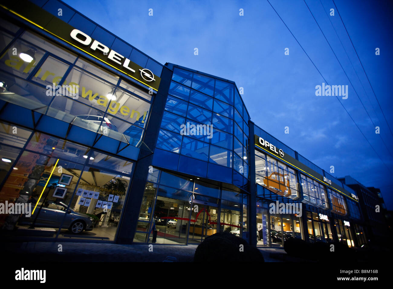 Un signe d'Opel est considéré à l'Dello Opel de Hambourg, Allemagne Banque D'Images