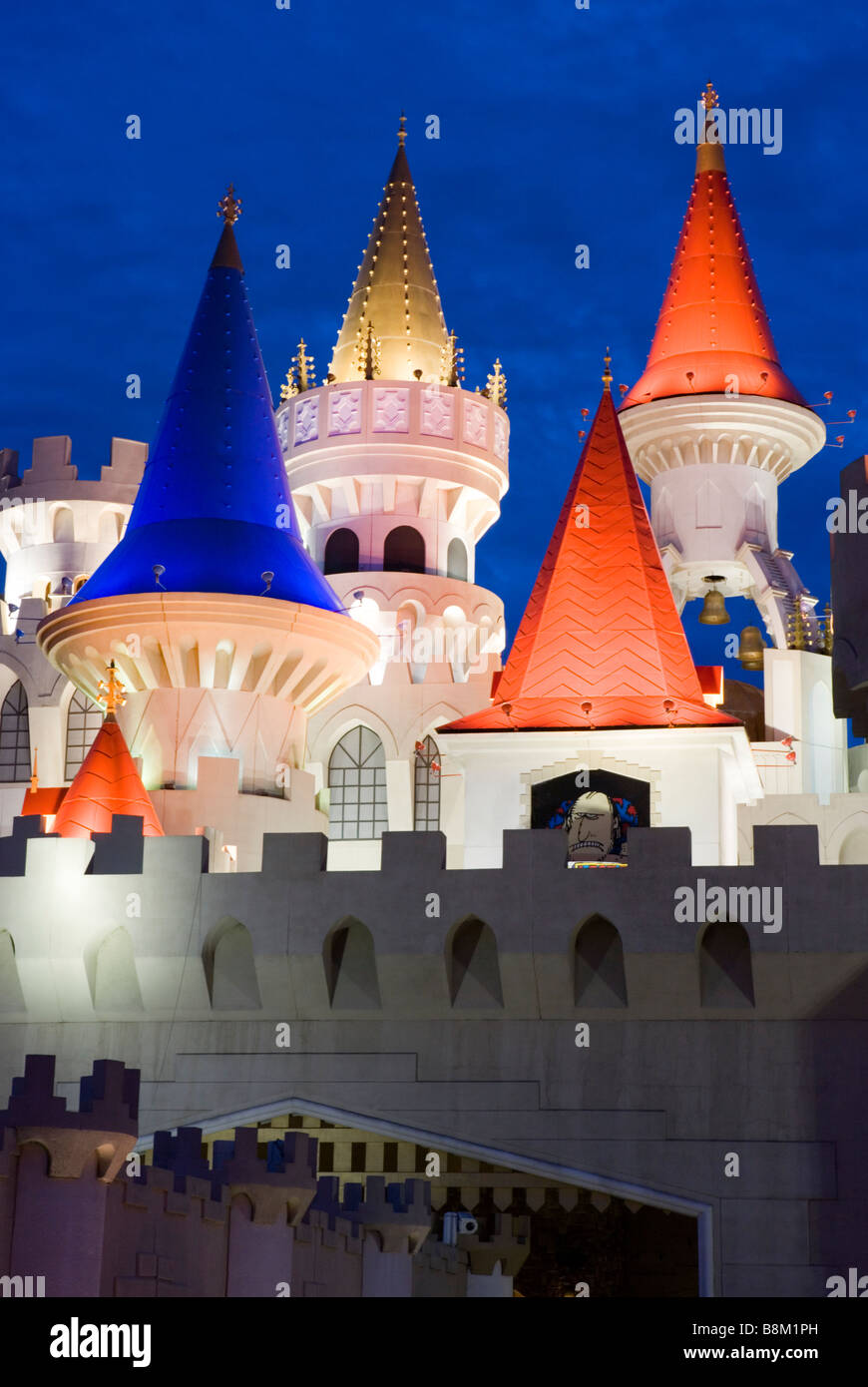 Excalibur Hotel and Casino dans la nuit sur le Strip de Las Vegas, Nevada, USA Banque D'Images