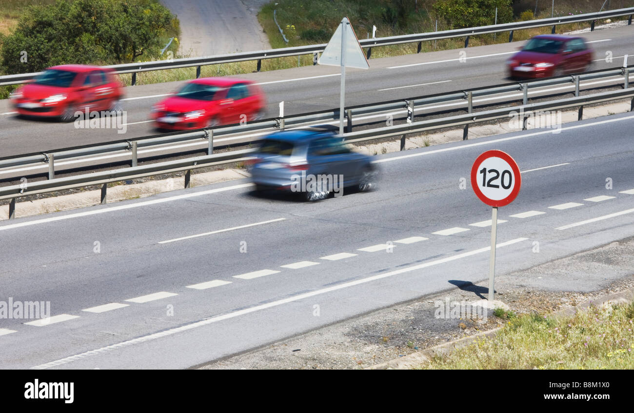 Voitures qui passent 120 kilomètre par heure limite de vitesse sur autoroute en Espagne inscription Banque D'Images