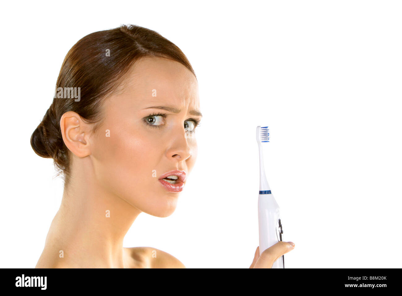 Belle femme nettoyer ses dents par brosse à dents électrique Banque D'Images