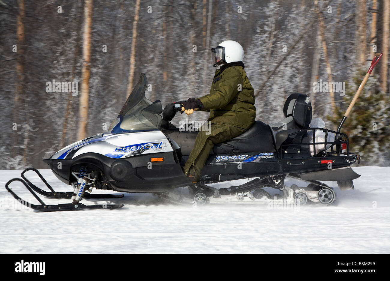 ParkRanger avec motoneige dans le Parc National de Yellowstone, Wyoming. Banque D'Images