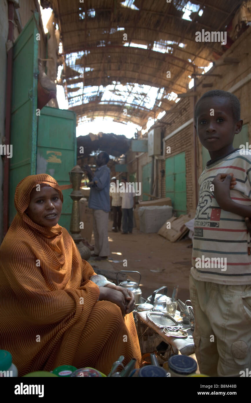 Plateau et koffe vendeur dans le marché d'Ommdurman Ouest, Khartoum, Soudan Banque D'Images