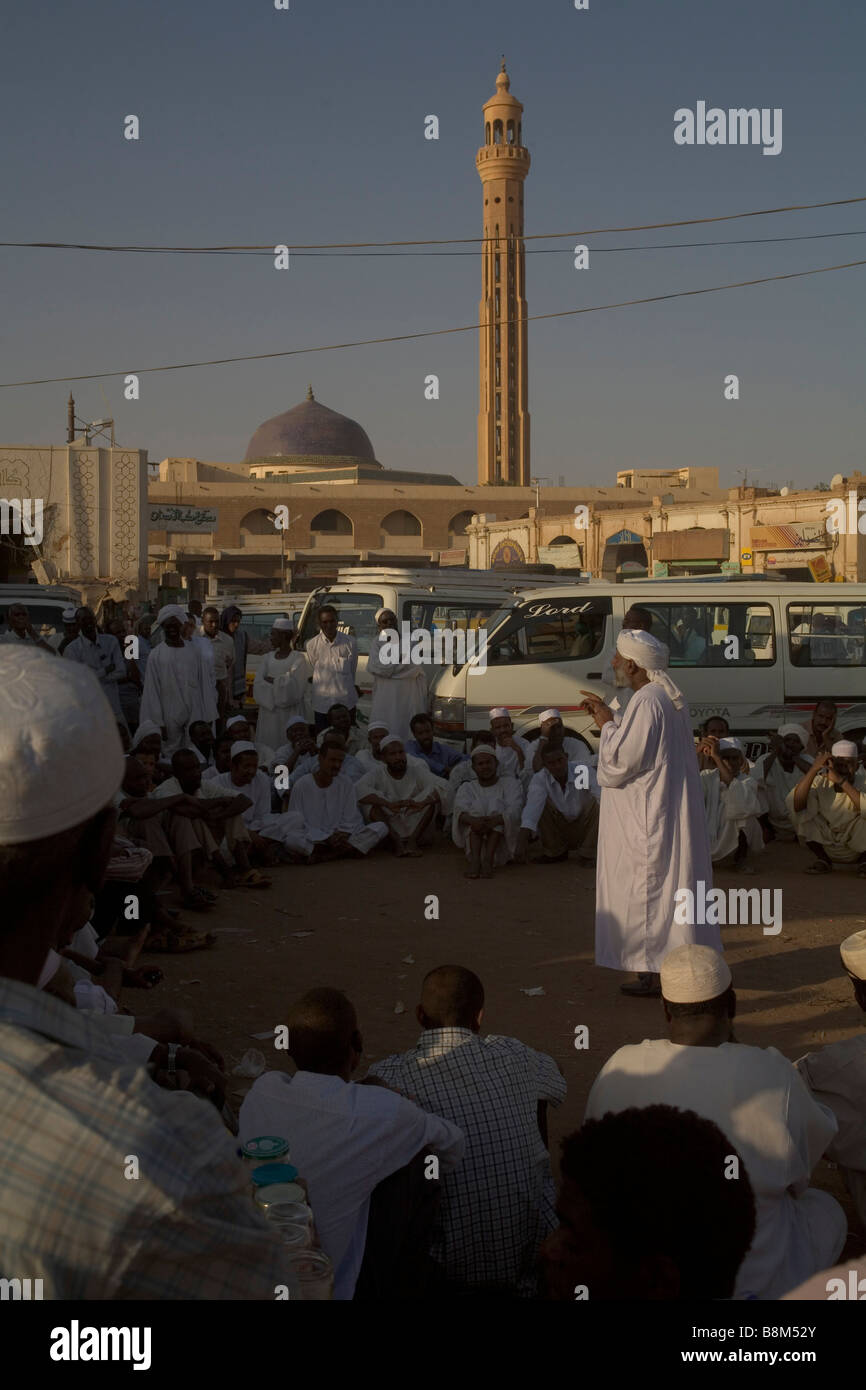 Prédicateur divertit le public au grand marché en Ommdurman Ouest, Khartoum, Soudan Banque D'Images