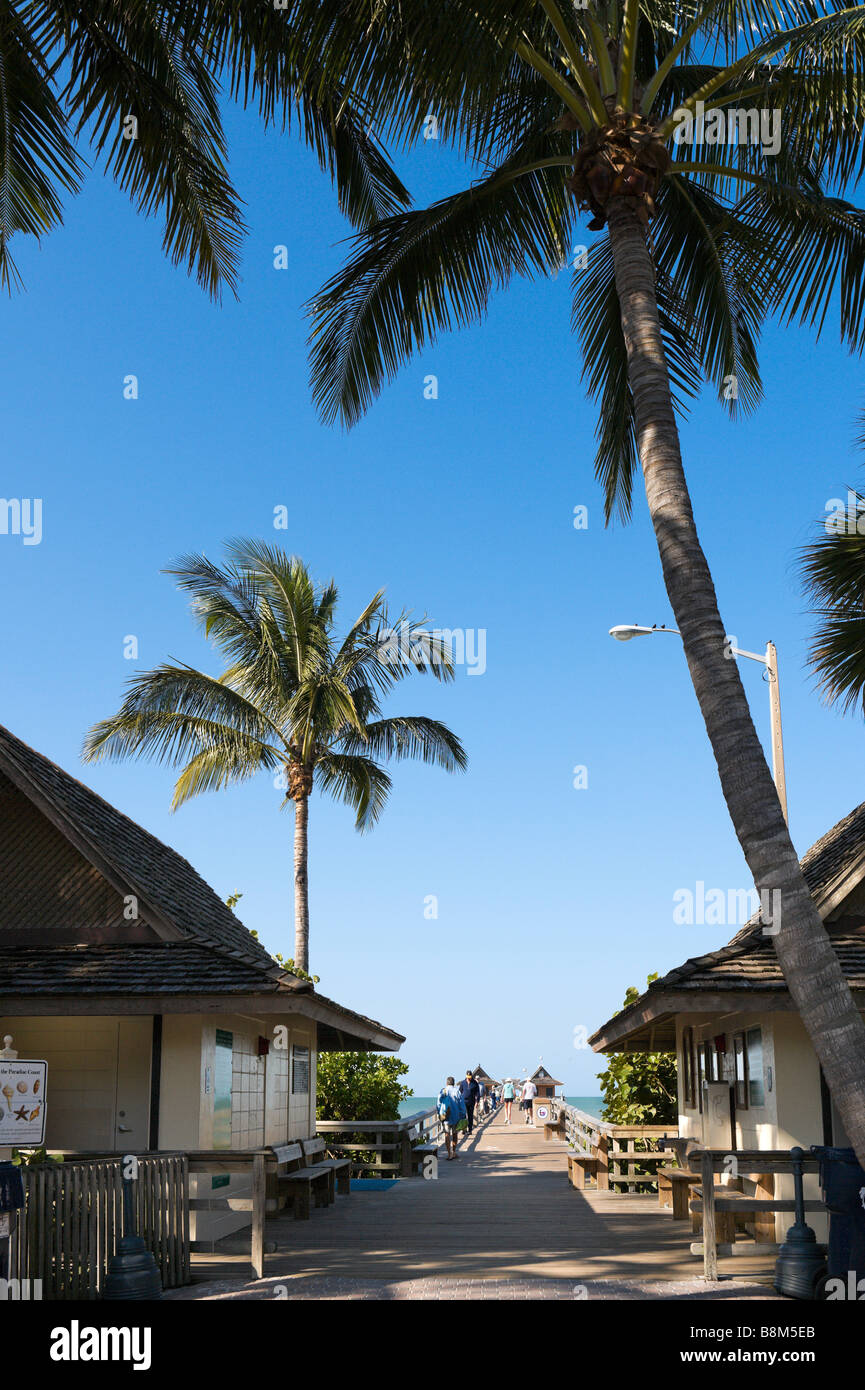 Jetée de la plage, la Côte du Golfe de Naples, Florida, USA Banque D'Images