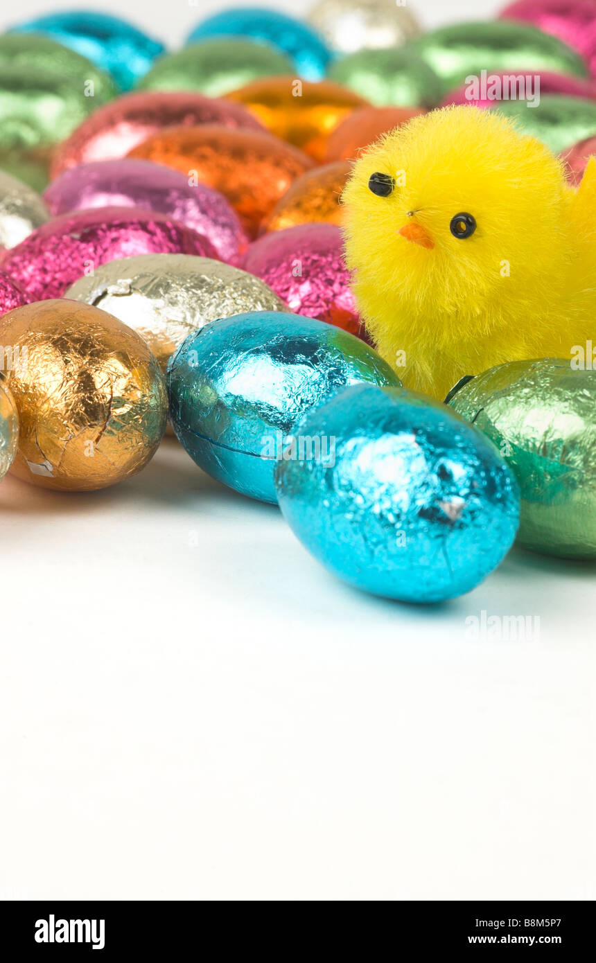 Les poussins de Pâques jouet entre les oeufs de Pâques au chocolat Photo  Stock - Alamy