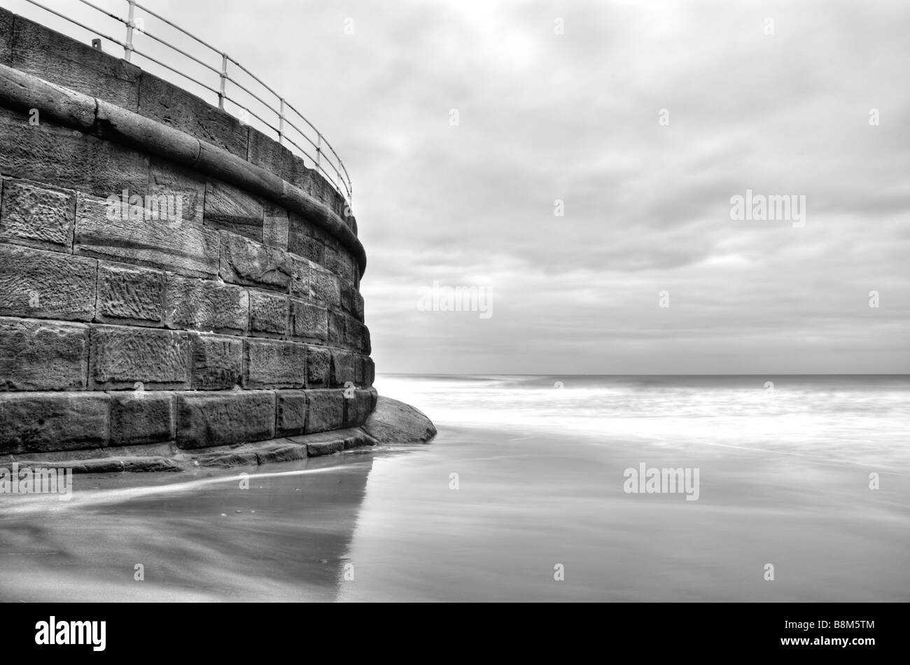 Sea Wall à Whitby, North Yorkshire Banque D'Images