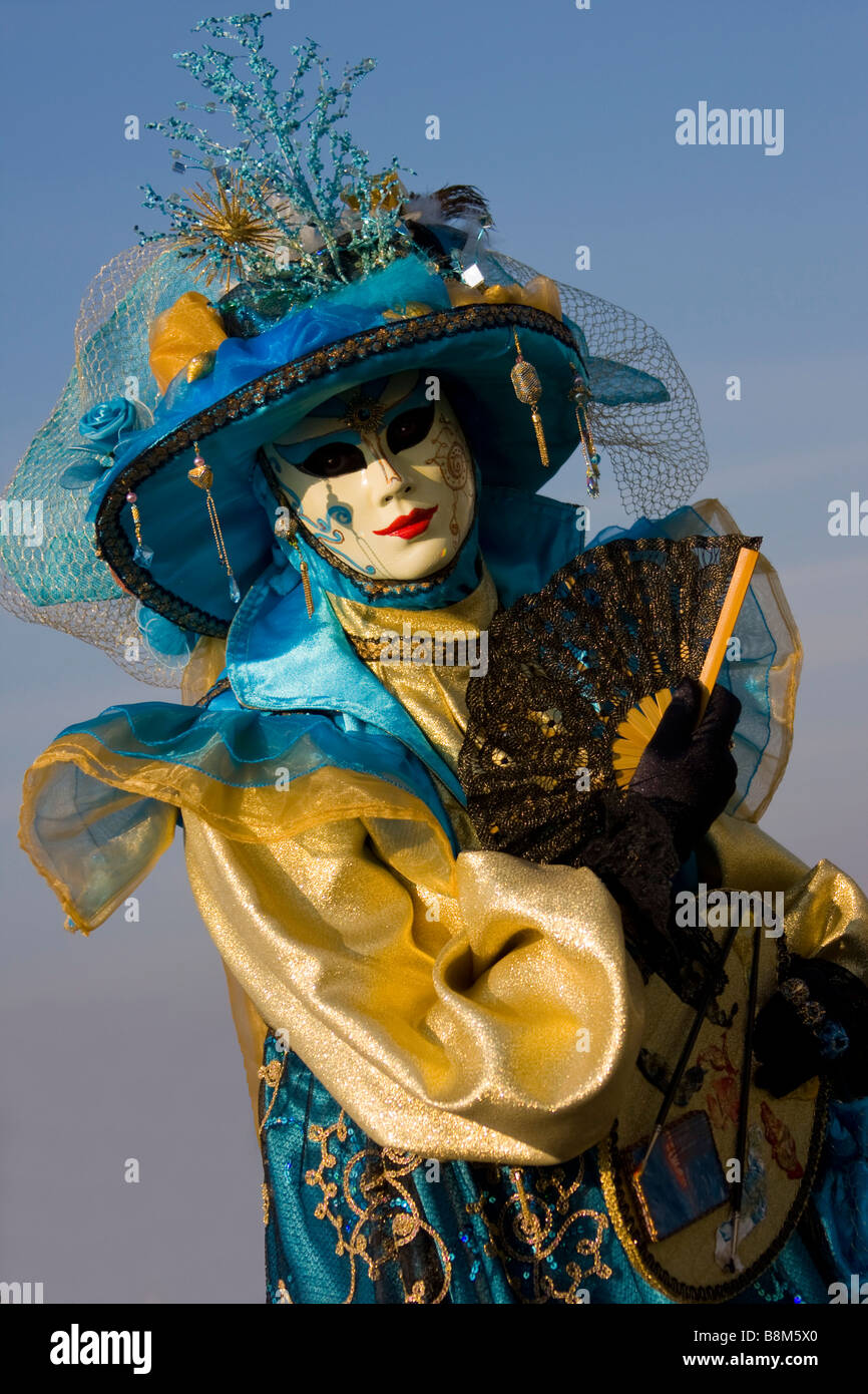 Carnaval de Venise. Longueur 1/2 personne chapeau vert ciel bleu & Costume,  masque de Venise Vénétie Italie Europe 90752 verticale-Venise Photo Stock -  Alamy