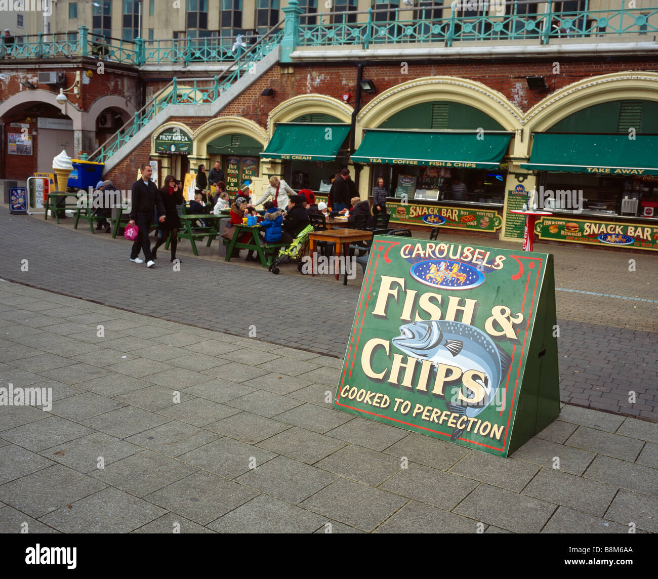Fish and Chips sur le front de mer de Brighton. Banque D'Images