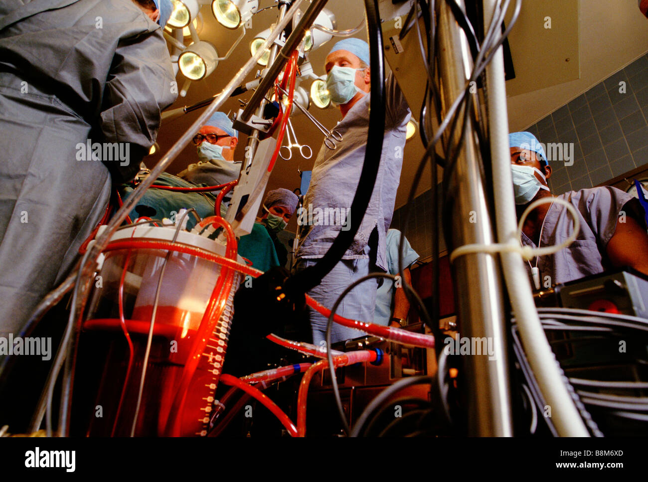 L'hôpital l'Angleterre 1995 baignoire le sang circule dans l'équipement d'un coeur artificiel durant une opération à coeur ouvert Banque D'Images