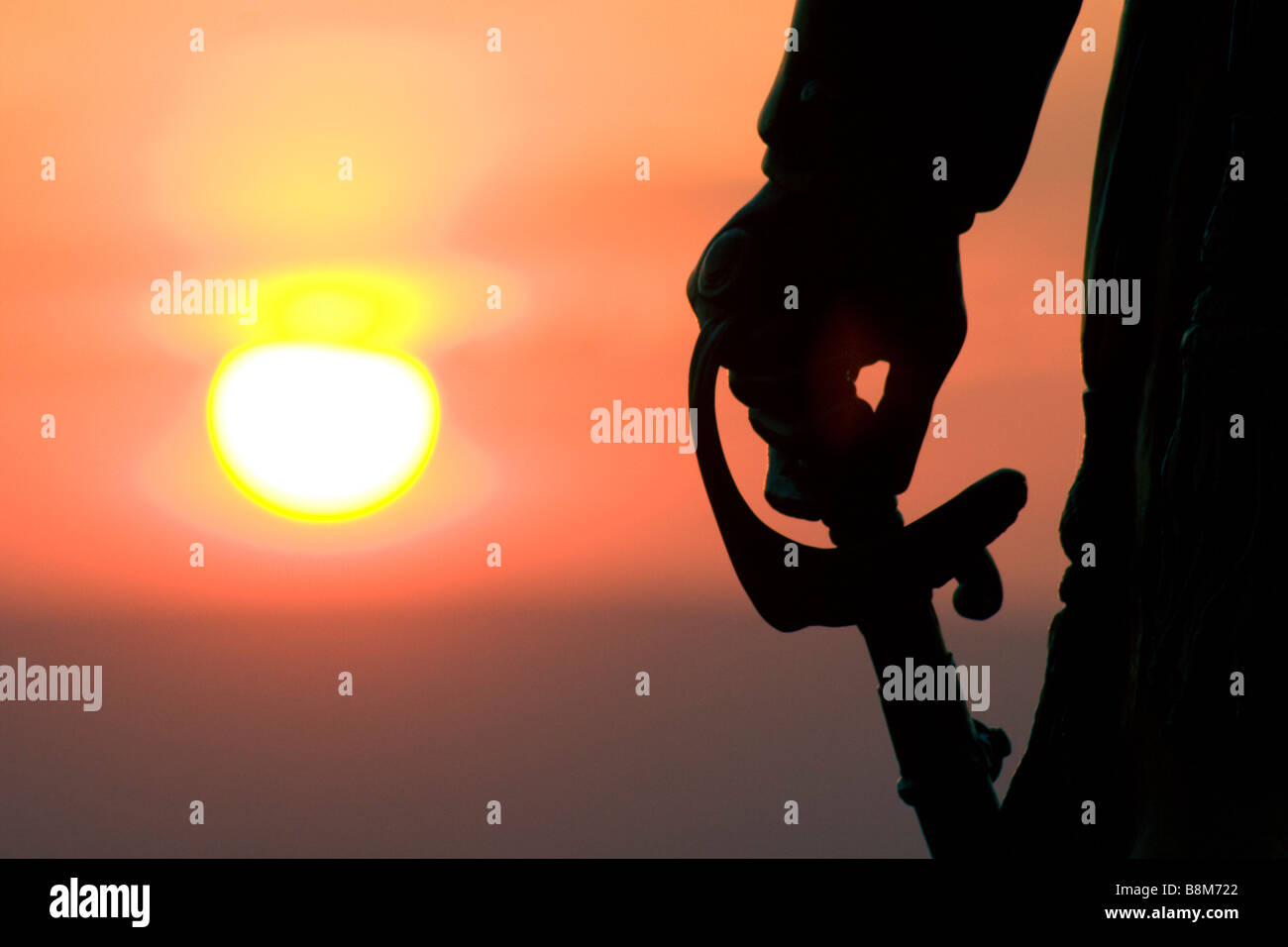 Coucher du soleil à Gettysburg National Park avec une statue du Général Gouverneur K. Warren au premier plan tenant une épée. Banque D'Images