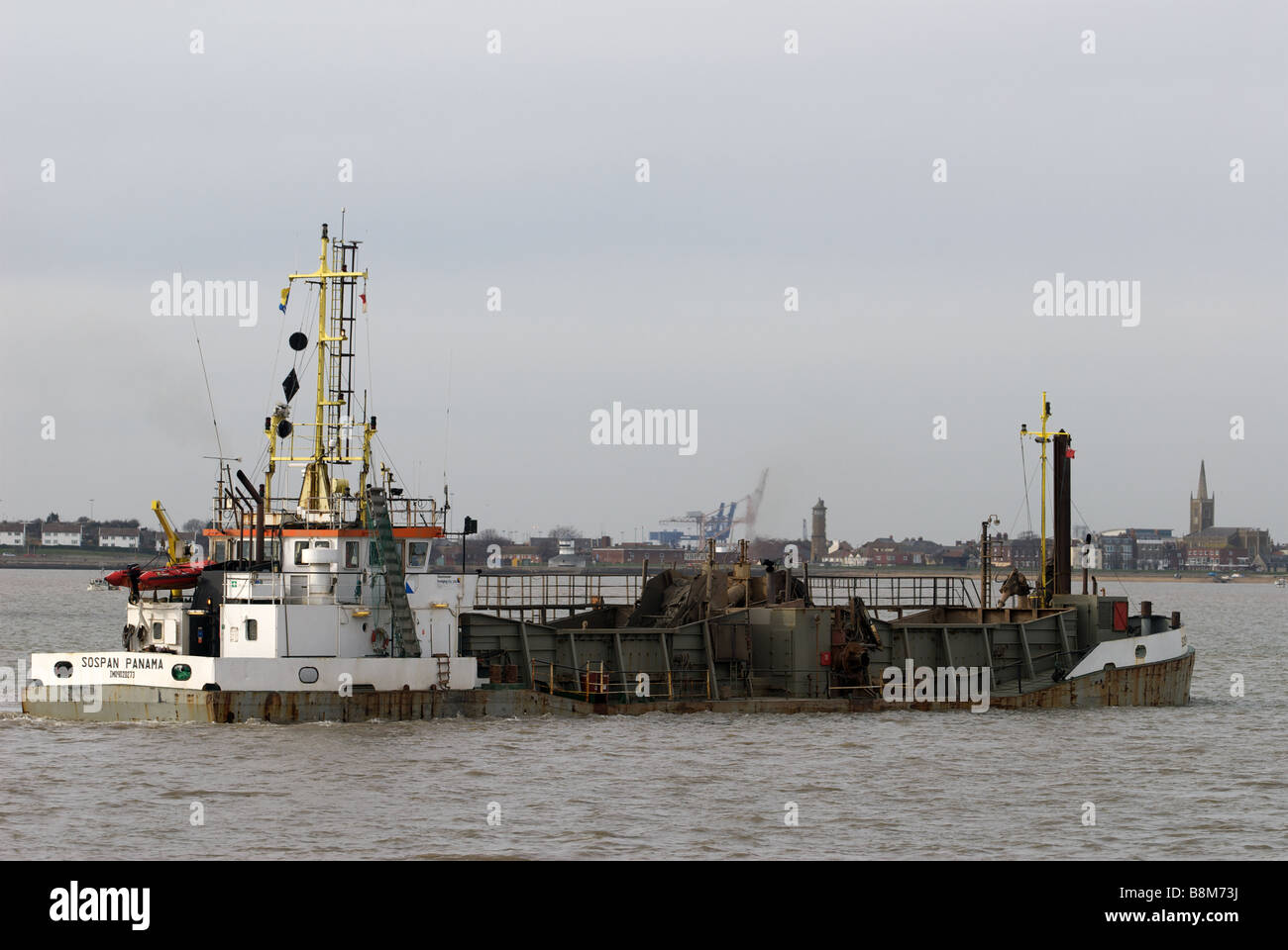 Drague draguer le chenal en eau profonde, dans le port de Felixstowe, Royaume-Uni. Banque D'Images