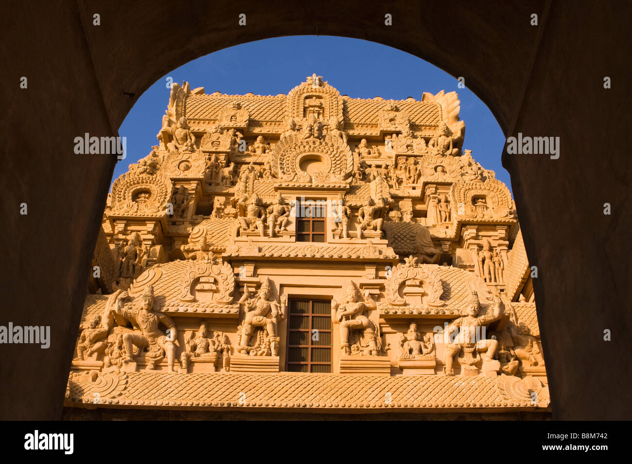 Tamil Nadu Inde Thanjavur temple Brihasdishwara gopuram encadrée par gateway arch Banque D'Images