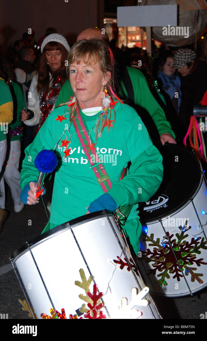 Une femme jouant un tambour dans une fanfare,Truro, Cornwall, uk Banque D'Images