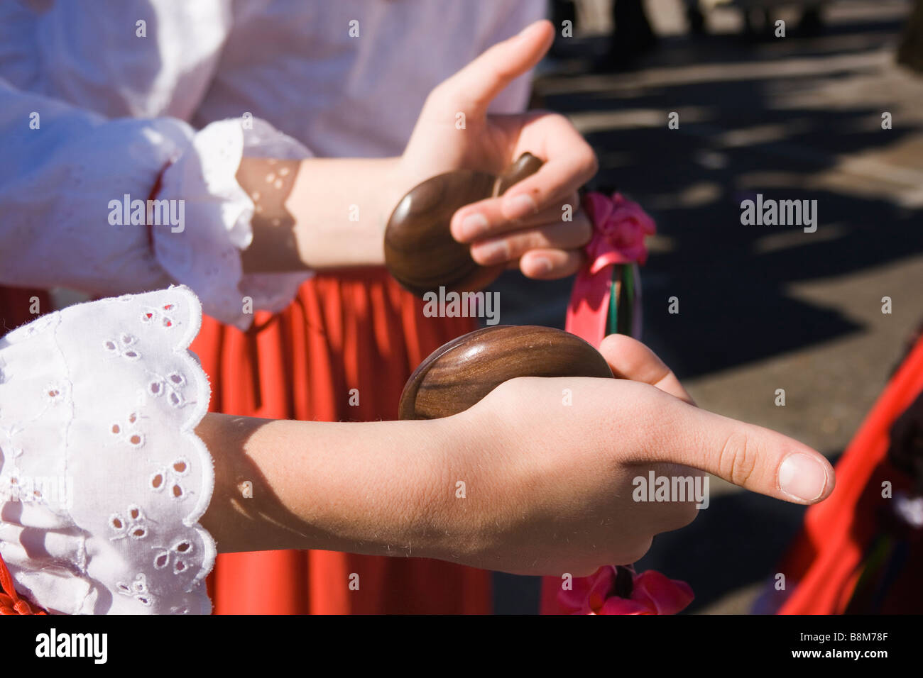 Gros plan de la main d'une fille jouant des castagnettes Banque D'Images