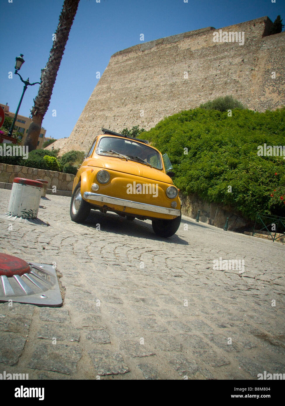 Une Fiat 500 jaune garée sur des pavés Banque D'Images