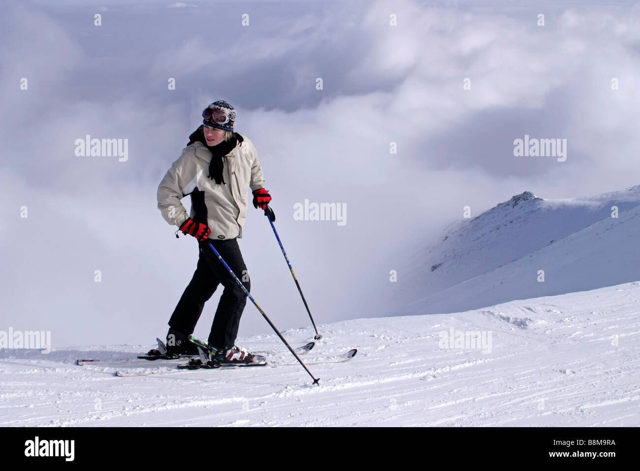 La skieuse de fille sur la pente, Skalnate pleso, Lomnicke sedlo, Hautes Tatras, Slovaquie Banque D'Images