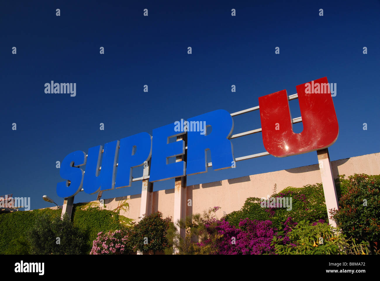 Un super U signe, une chaîne de supermarchés en France Banque D'Images