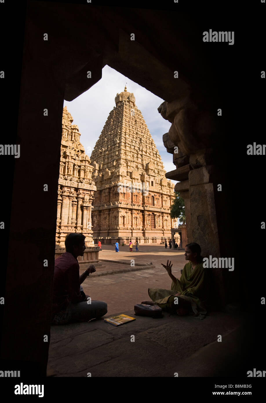 Tamil Nadu Inde Thanjavur temple Brihasdishwara dévots assis dans l'ombre du cloître Sivalingam Banque D'Images