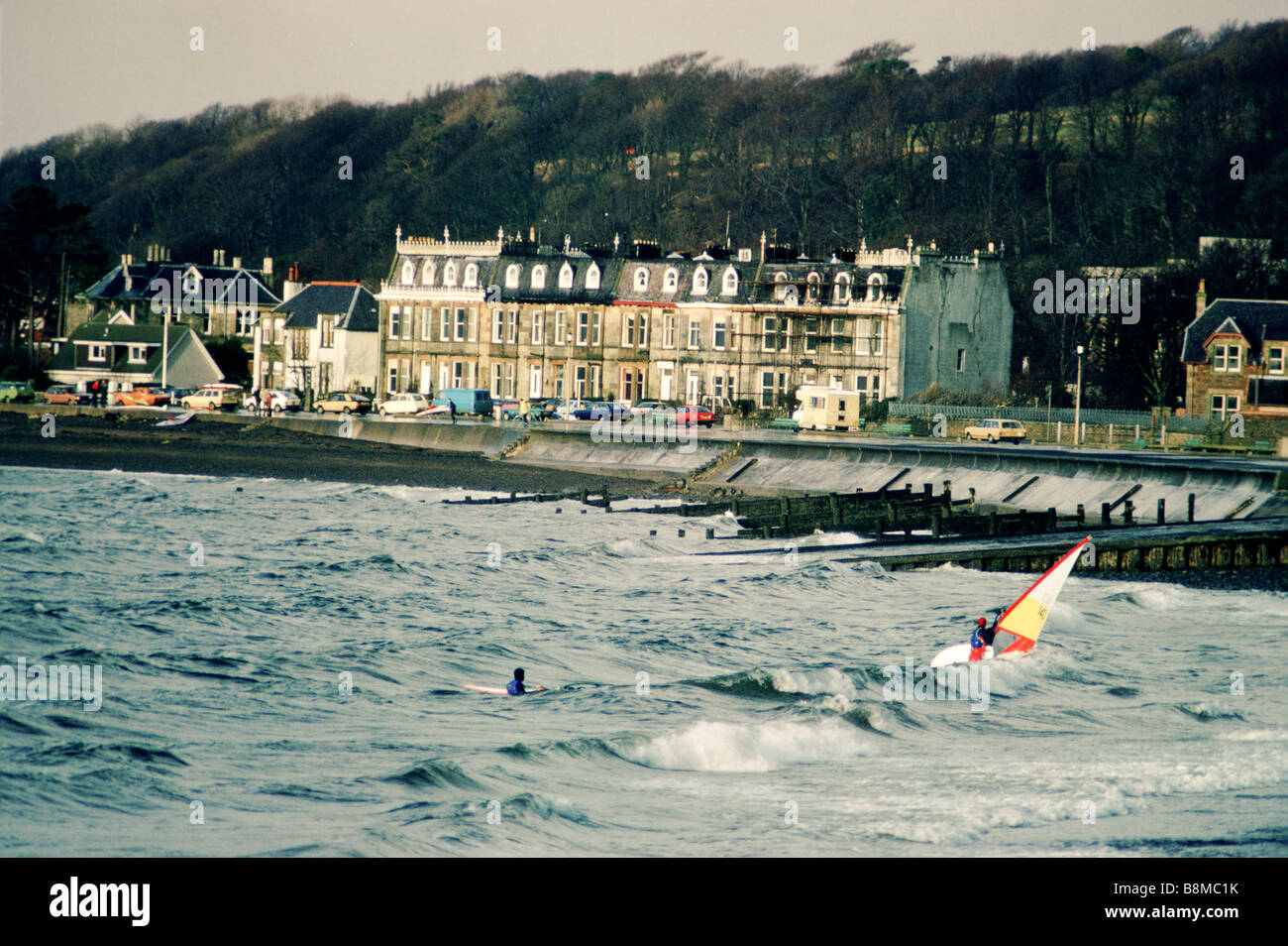 L'Ecosse UK UN wind surfer et un surfer au large de la côte de l'Écosse Banque D'Images