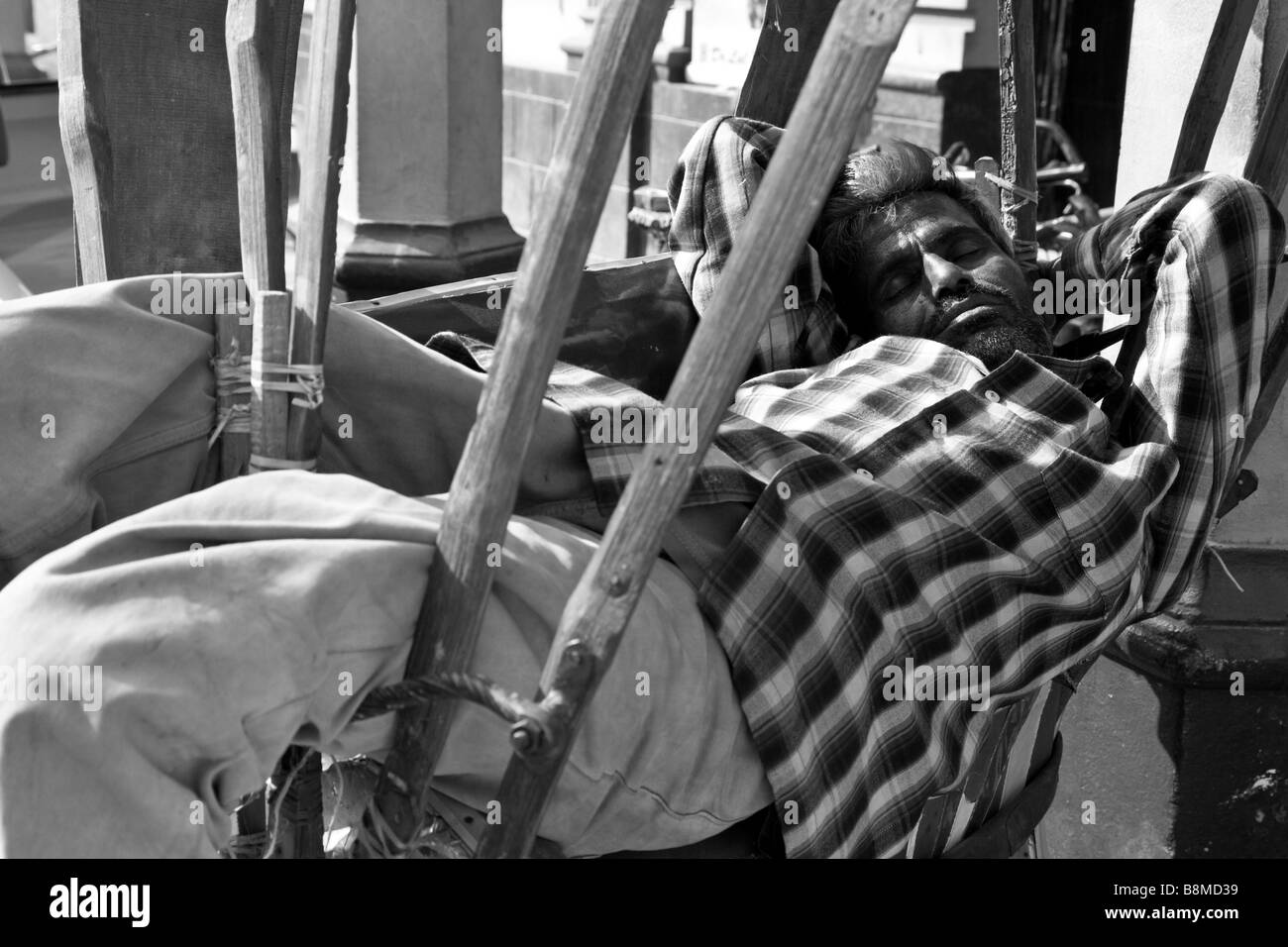 Rickshaw wallah bénéficiant d''une sieste, Varanasi, Inde Banque D'Images