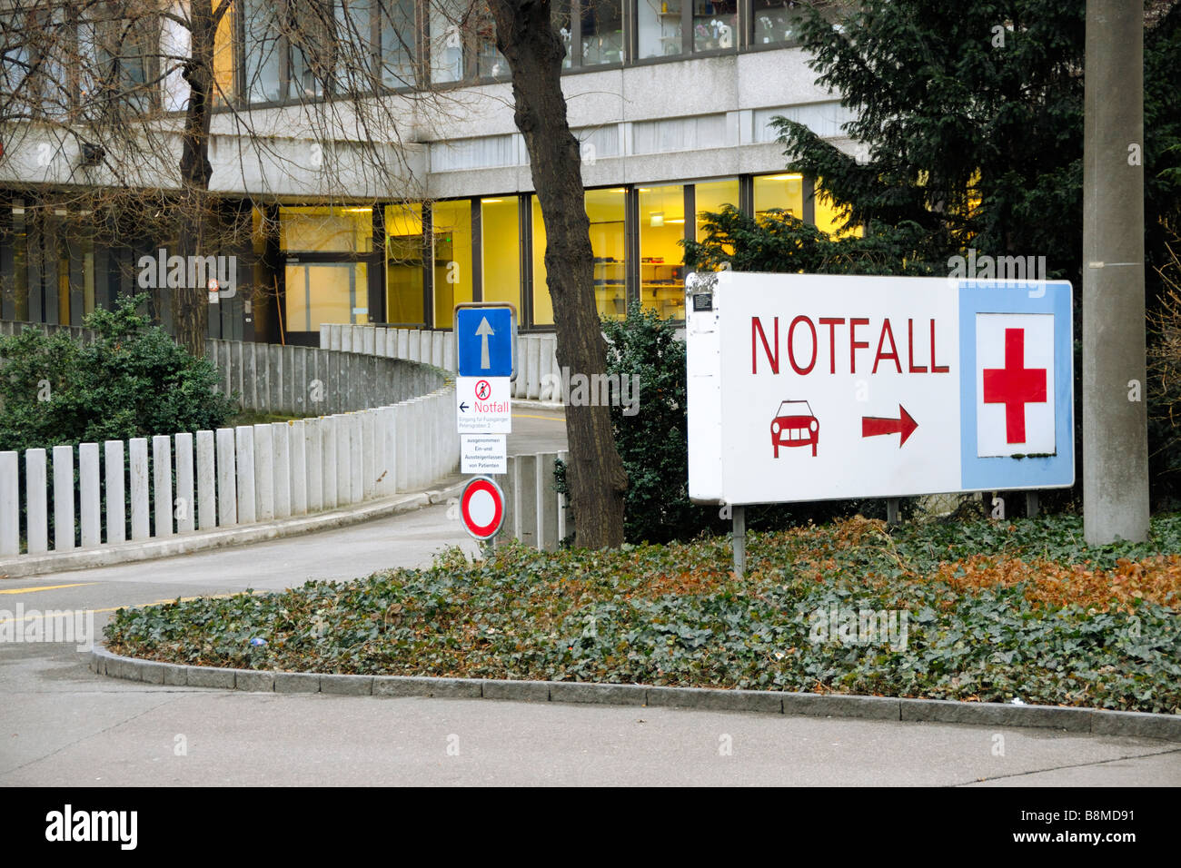 Inscrivez-vous à l'urgence dans la rue à l'entrée de l'allée Banque D'Images