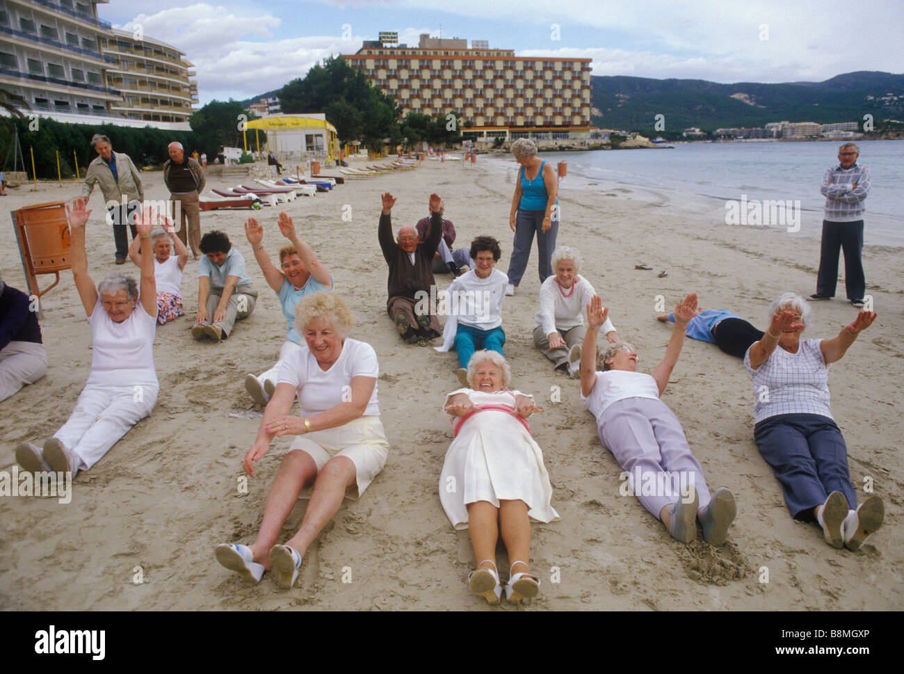 Groupe de personnes âgées rester en forme de coeur sur les aînés de la maison de vacances d'hiver en Îles Baléares Espagne Majorque Palma Nova. 1980 HOMER SYKES Banque D'Images