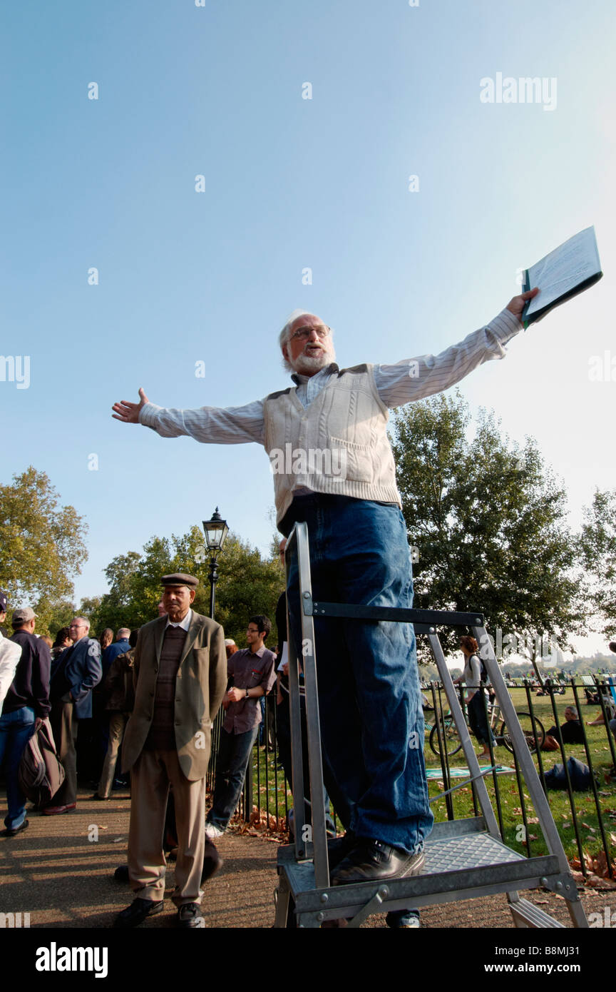 Un orateur à Speakers Corner avec des bras étendu Banque D'Images