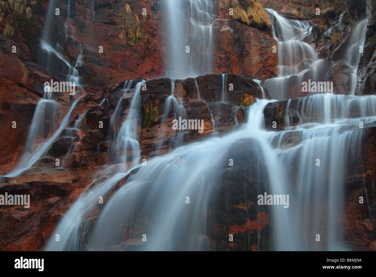 Grande Cascade avec roche de granit rouge, le parc national de Peneda Gerês, Portugal Banque D'Images