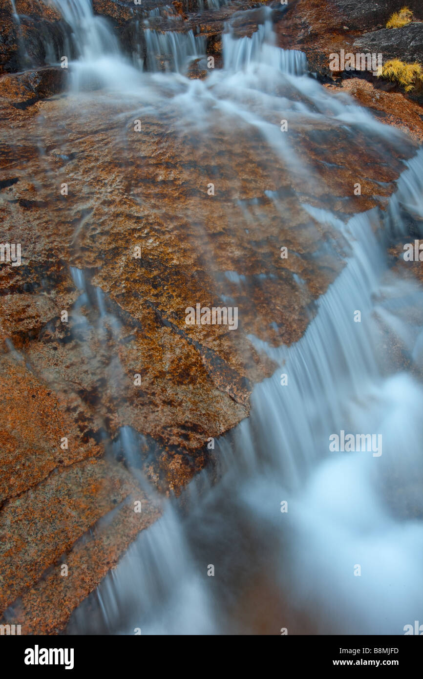 Grande Cascade avec roche de granit rouge, le parc national de Peneda Gerês, Portugal Banque D'Images