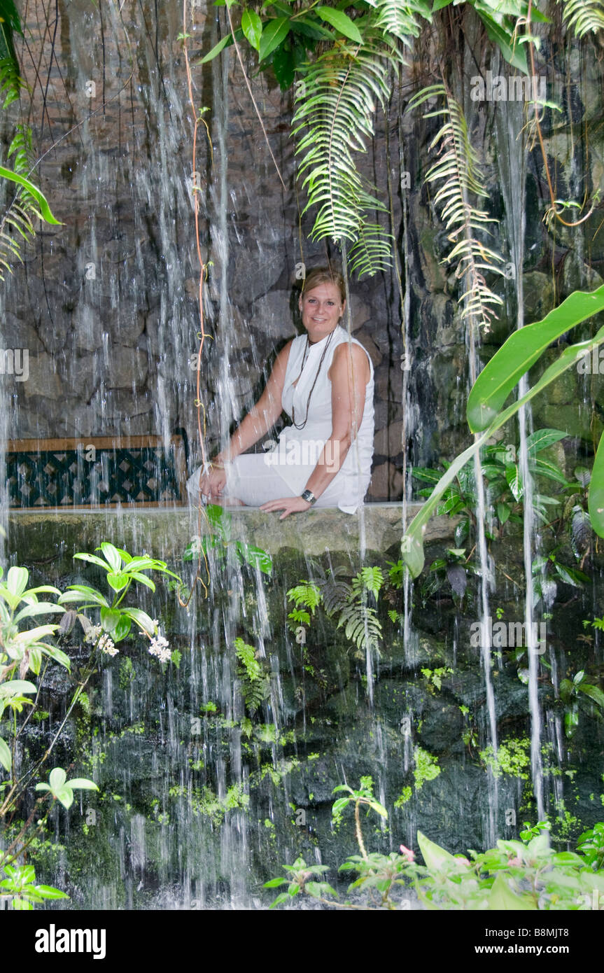 Femme cascade Lake Garden au cœur de Kuala Lumpur Deer Park Oiseaux Papillon Carcosa Seri Negara Orchid Hibiscus jardin. Banque D'Images